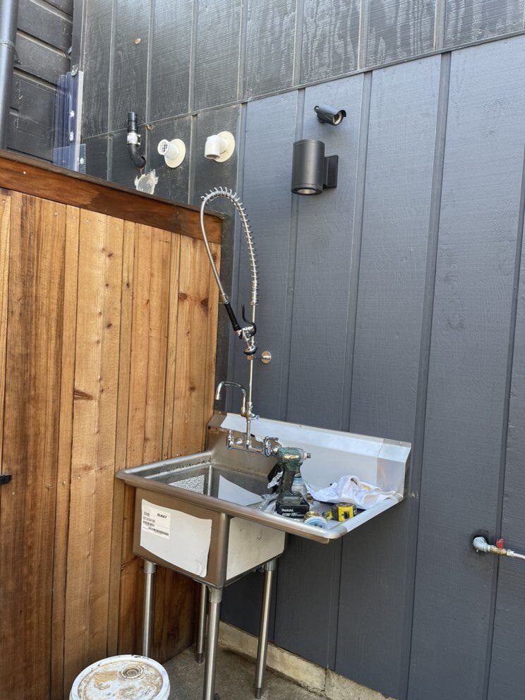 Commercial sink connections